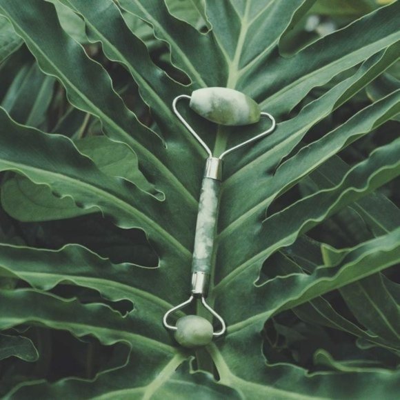 NEW Natural Jade Roller & Gua Sha for Glowing Skin - Picture 6 of 7